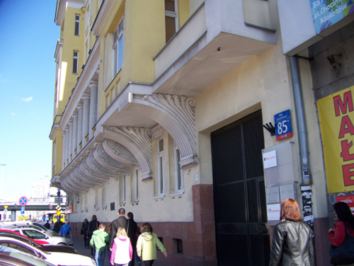 the gate to 85 Jerozolimskie Ave offices